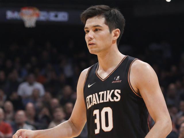 开云体育_ NBA季后赛首轮：强队与黑马的精彩对决，nba赛程开拓者赛程表