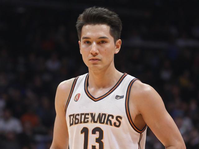 开云体育_ NBA季后赛首轮：强队与黑马的精彩对决，nba赛程开拓者赛程表