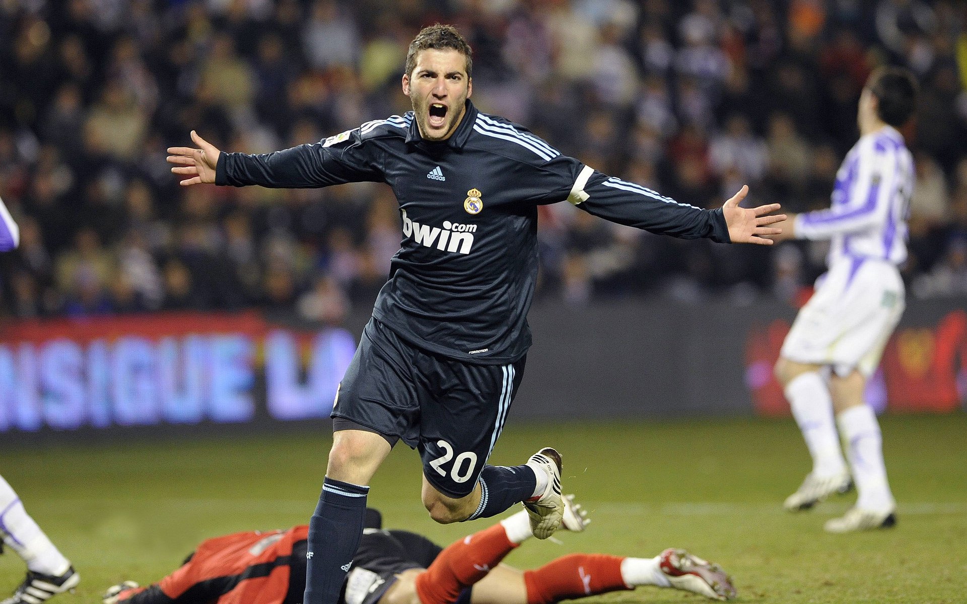 开运体育-英超豪门强势引援，深度补强争冠阵容，英超落寞豪门